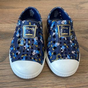 Disney x Native Mickey Mouse - navy with Mickey Mouse - boys size 7, worn once